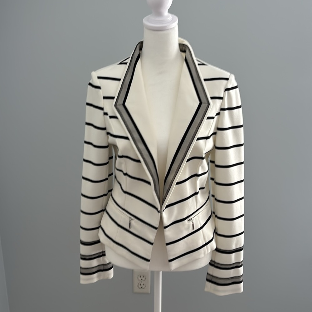 WHBM Women’s suit jacket. size 6. Black and White.